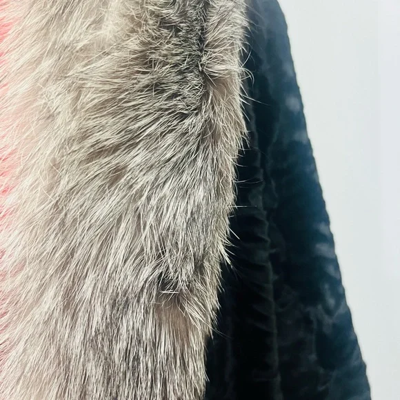 Chic Black Cape with Luxurious Fur Trim - Picture 3 of 4